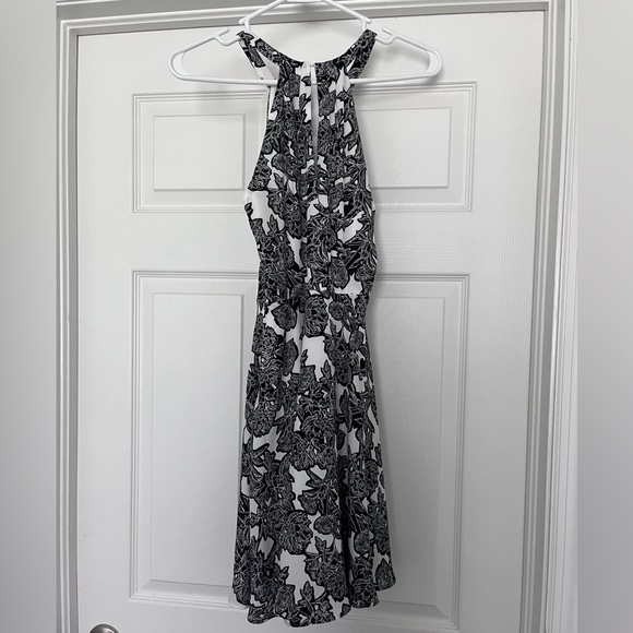 Express dress - Picture 2 of 3